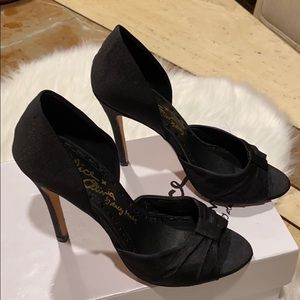 Alice and Olivia black evening pumps !